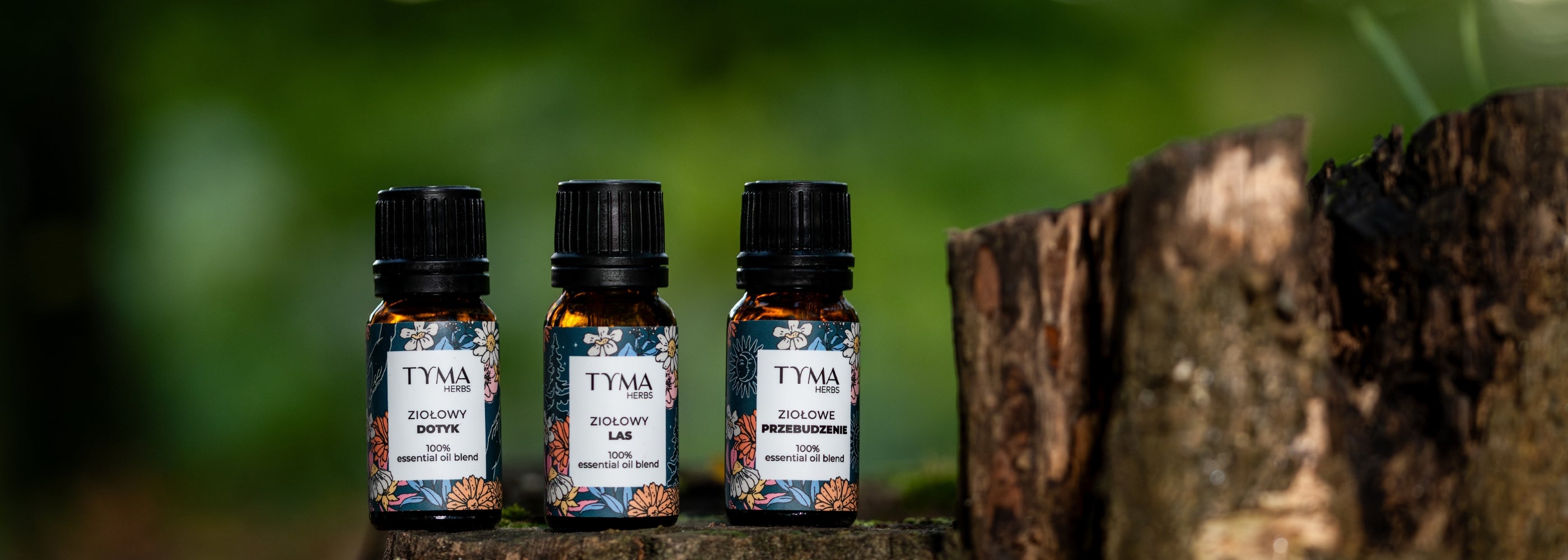 Odkryj magię naturalnej aromaterapii z Tyma Herbs i przekształć swoje otoczenie w oazę relaksu i odprężenia. Ziołowe kompozycje najwyższej jakości, wytwarzane z pasją i zaangażowaniem, obejmują szeroką gamę aromatów. Poznaj naszą lawendę, geranium, drzewo herbaciane czy też zieloną miętę oraz autorskie mieszanki Ziołowe Przebudzenie (na dobry start dnia), Ziołowy Sen (dla odprężenia umysłu), Ziołowa Dusza (dla perfumowania ciała i bliskości z naturą), Ziołowy Szept (idealny przy infekcjach górnych dróg odd