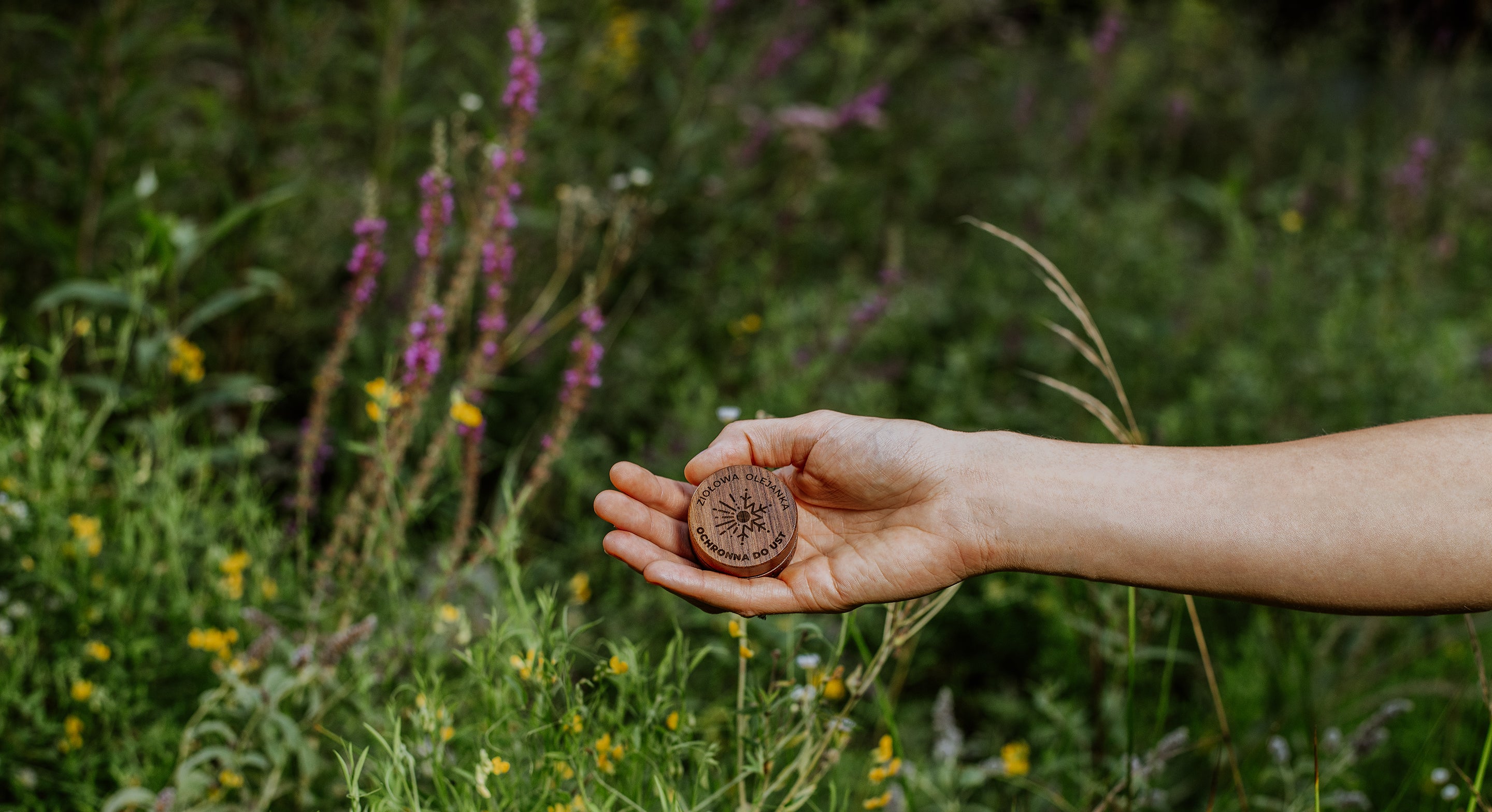 Olejanka ochronna do ust, naturalna pomadka, balsam regenerujący.