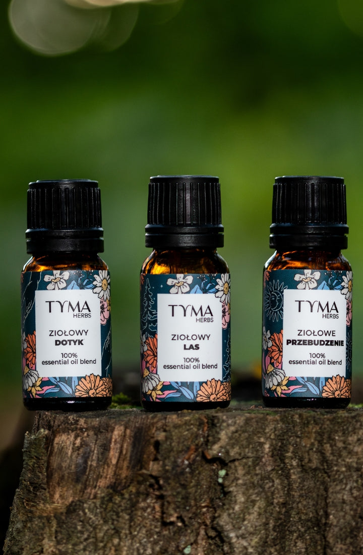 Odkryj magię naturalnej aromaterapii z Tyma Herbs i przekształć swoje otoczenie w oazę relaksu i odprężenia. Ziołowe kompozycje najwyższej jakości, wytwarzane są z pasją i zaangażowaniem, obejmują szeroką gamę aromatów. Poznaj naszą lawendę, geranium, drzewo herbaciane czy też zieloną miętę oraz autorskie mieszanki takie jak Ziołowe Serce, Ziołowe Przebudzenie, Ziołowy Las.