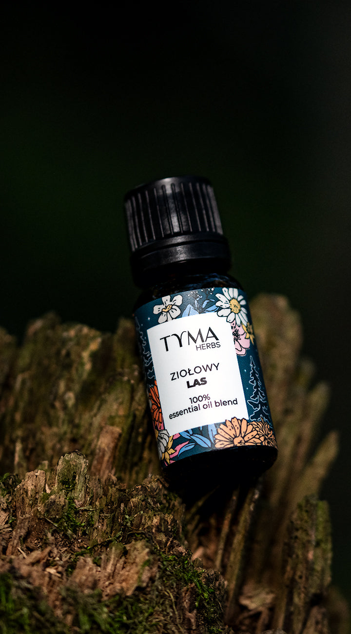 Ziołowy Las od Tyma Herbs to zapach, który łączy w sobie słodycz i świeżość cytrusów z balsamiczno-drzewną głębią, tworząc harmonijną atmosferę spokoju i bezpieczeństwa. To olejek eteryczny do masażu, relaksu oraz dla wzmocnienia kondycji włosów.