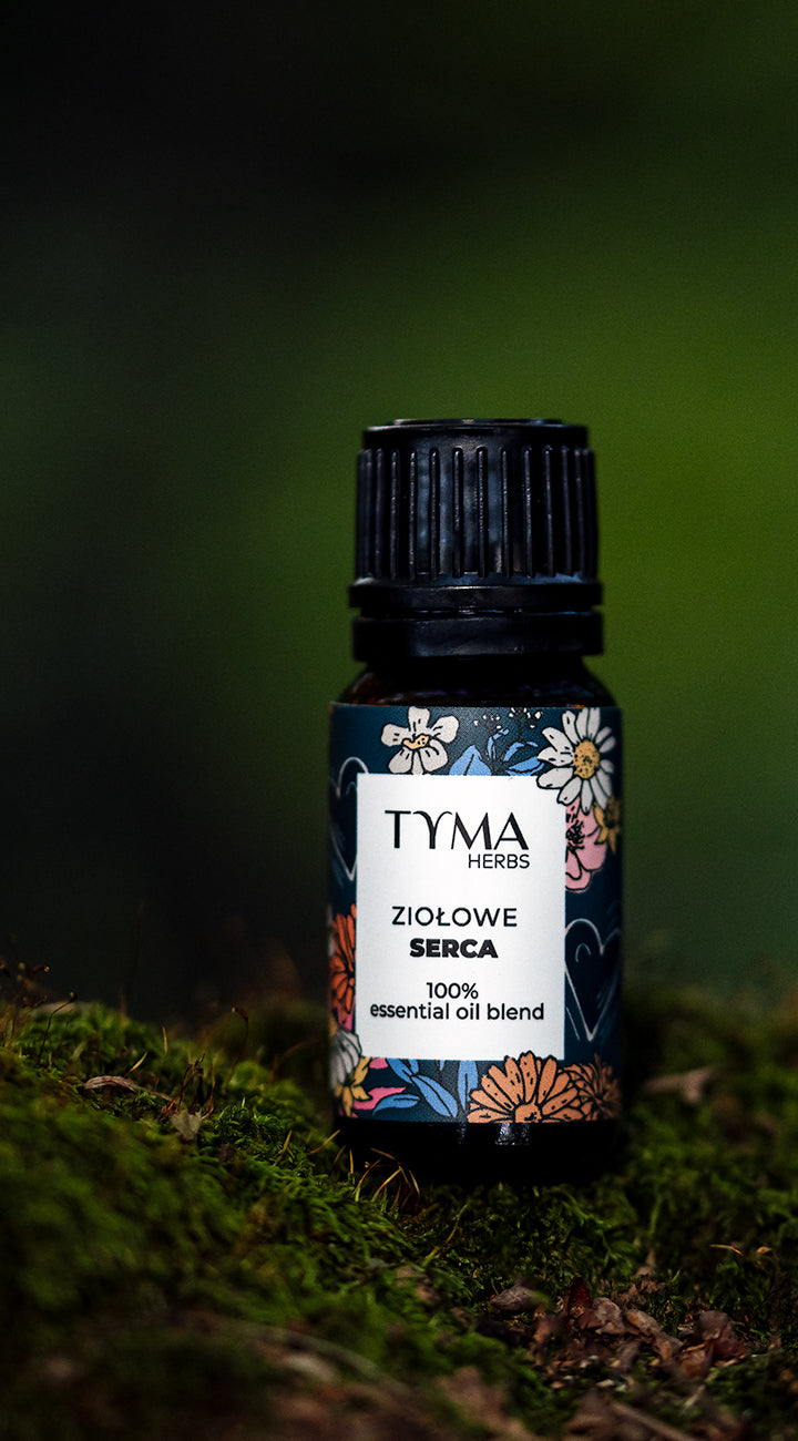 Ziołowe Serce to nasza bestsellerowa autorska mieszanka olejków eterycznych. Harmonijna kompozycja z cierpkiego grejpfruta, słodkiej pomarańczy, łagodnej kolendry, otulającej lawendy i drzewnego amyrisu - wspiera redukcję stresu, poprawia nastrój i wprowadza uczucie wewnętrznej harmonii.