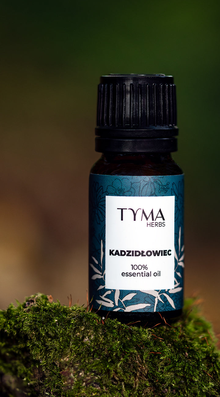To esencja dla każdej kobiety o dojrzałej skórze, bowiem olejek eteryczny z kadzidłowca naturalnie przyspiesza regenerację komórek skóry i chroni przed stresem oksydacyjnym, co spowalnia procesy starzenia się.