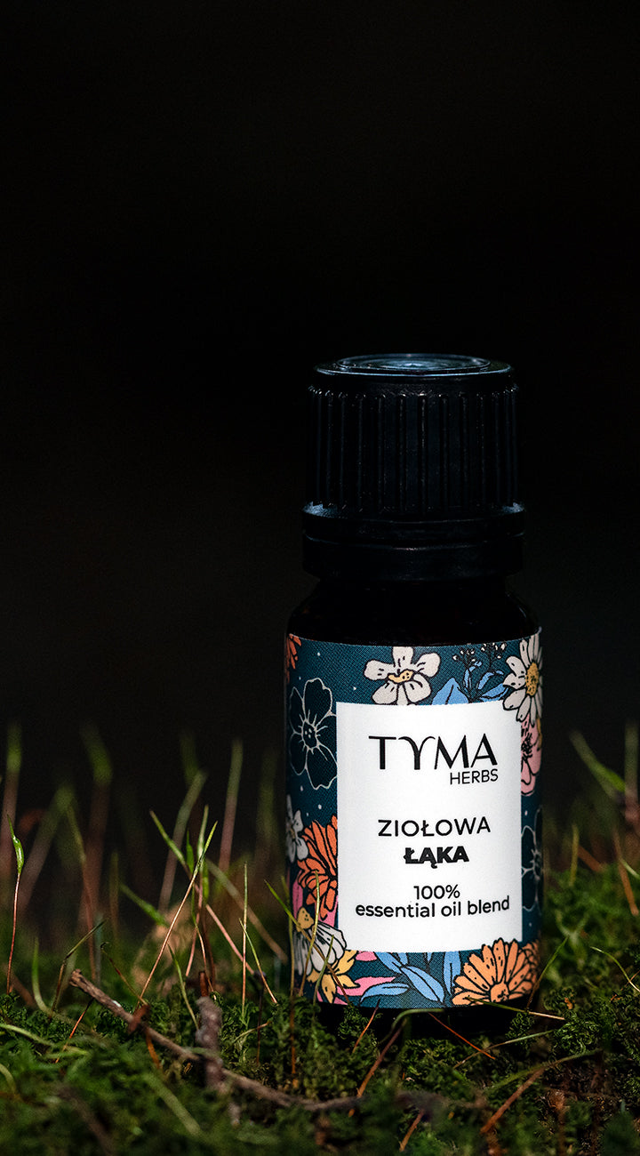 Ziołowa Łąka od Tyma Herbs to autorska mieszanka olejków: lawendy, geranium, amyrisu oraz jagodlinu wonnego. Kompozycja ta wprowadza równowagę, wycisza umysł i podkreśla subtelną siłę kobiecej energii.