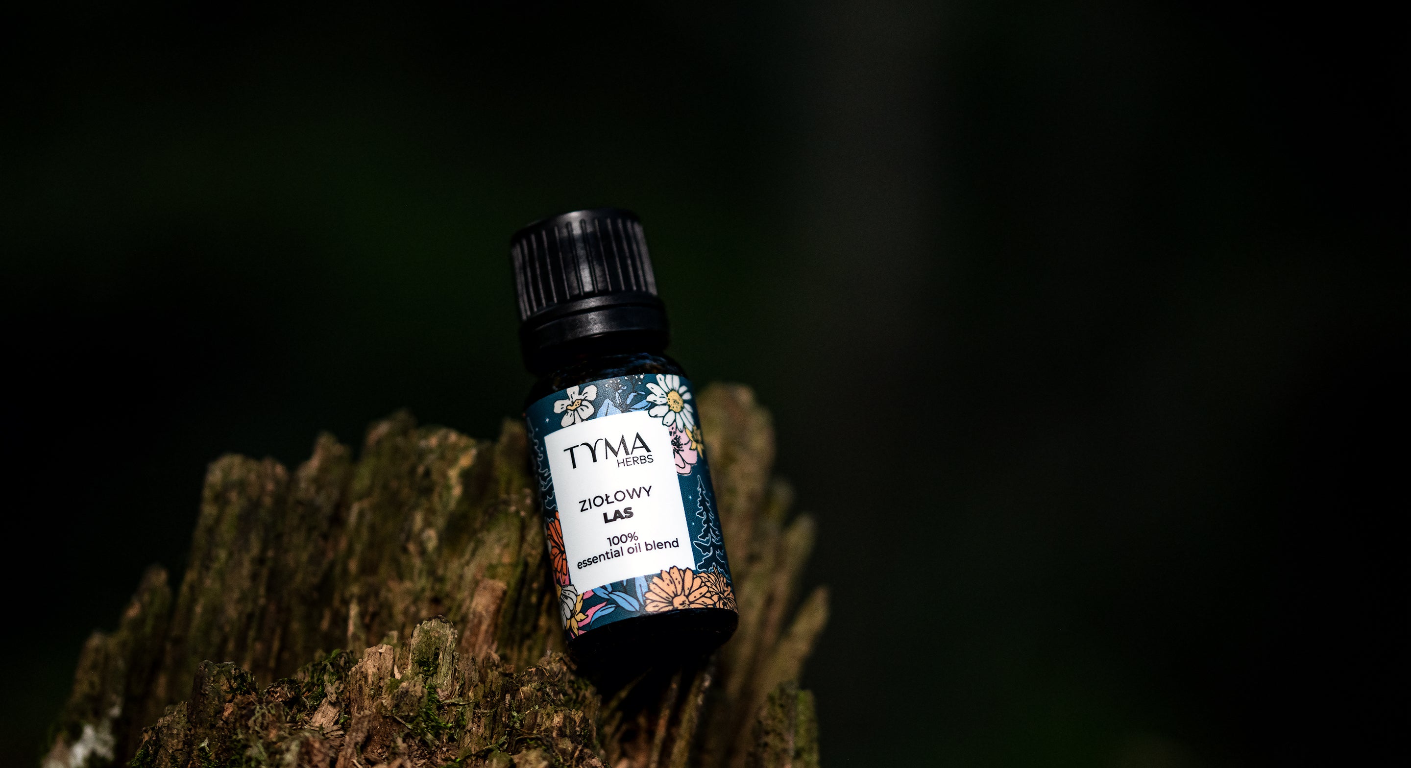 Ziołowy Las od Tyma Herbs to zapach, który łączy w sobie słodycz i świeżość cytrusów z balsamiczno-drzewną głębią, tworząc harmonijną atmosferę spokoju i bezpieczeństwa. To olejek eteryczny do masażu, relaksu oraz dla wzmocnienia kondycji włosów.